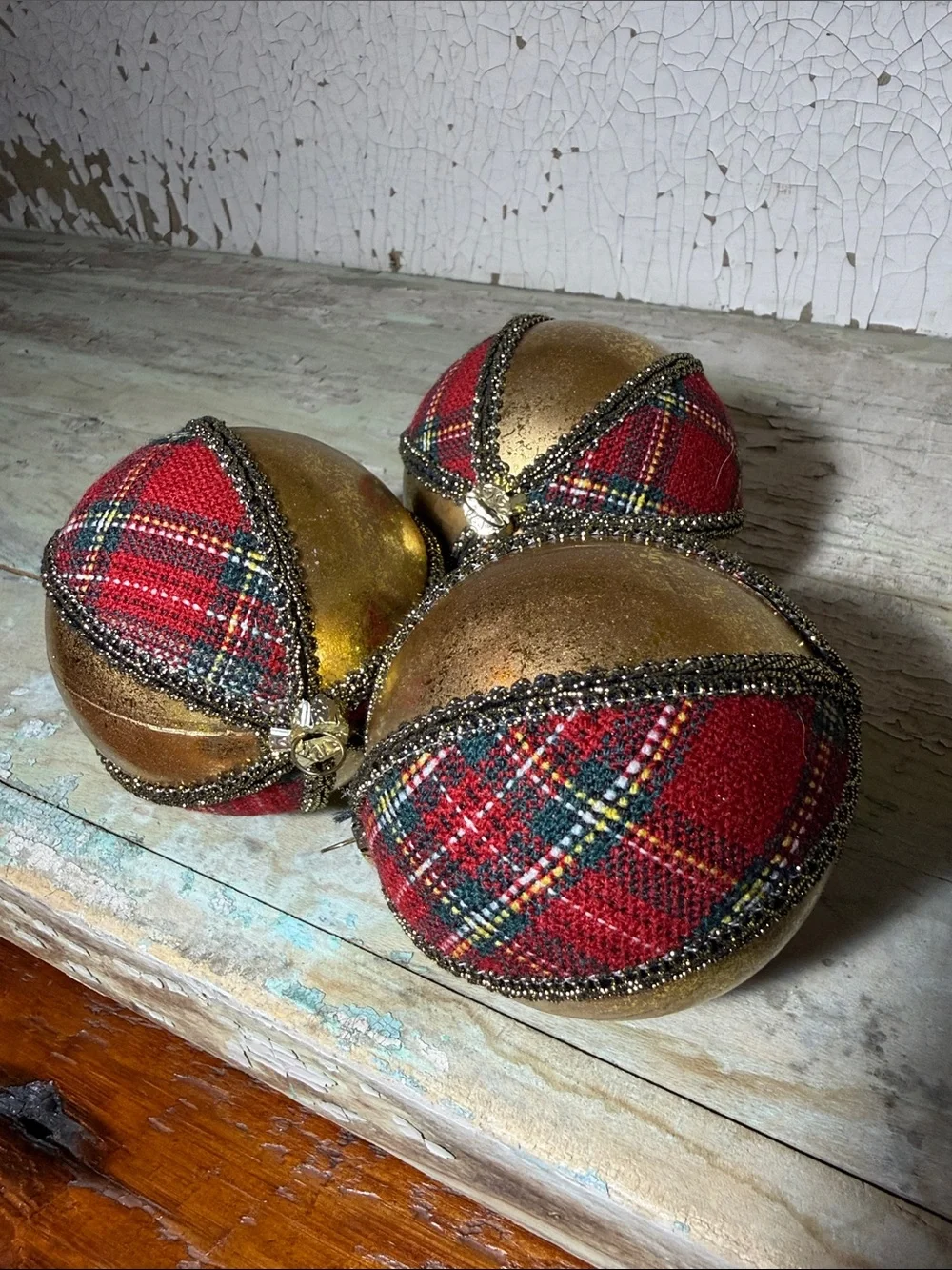 Festive Plaid & Gold Holiday Ornament Set - Red